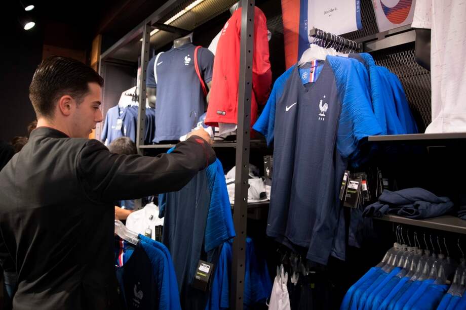 La compra de indumentaria deportiva es una de las cosas que puede ayudarle a la economía nacional. / AFP