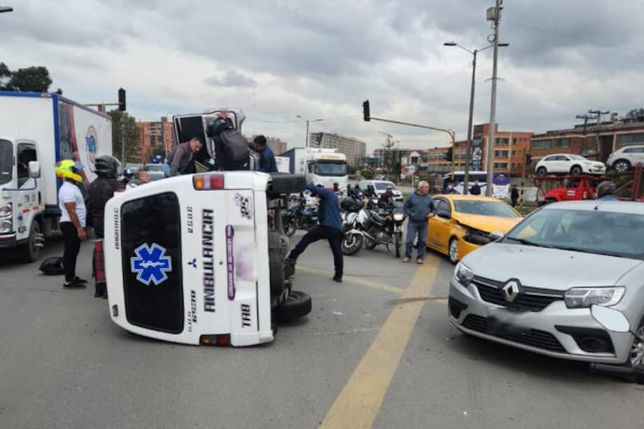Accidente entre ambulancia y taxi en la calle 13 con carrera 68D