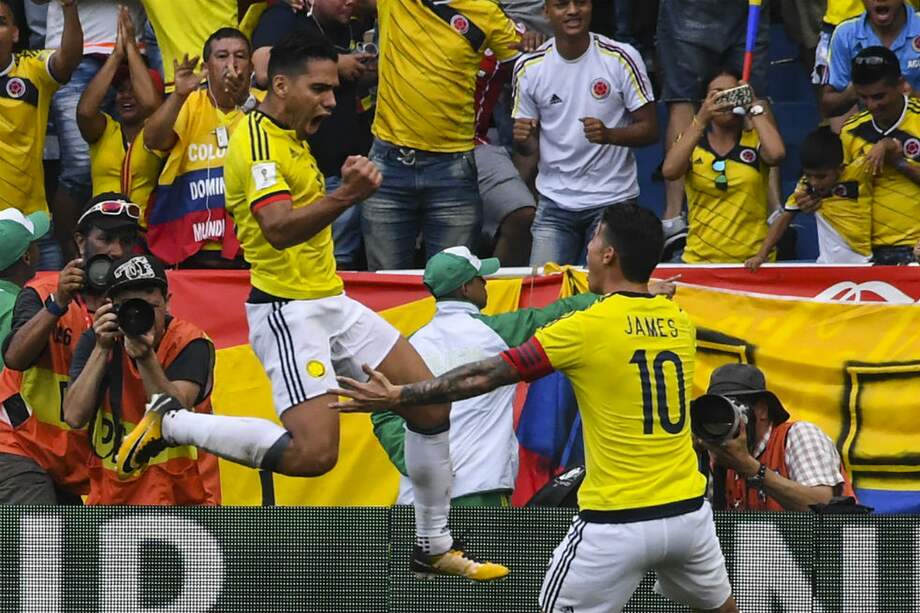 James y Falcao celebran el gol del empate frente a Brasil. / AFP