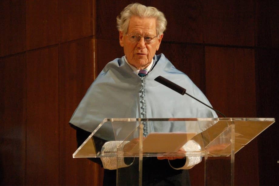 Hans Küng (Suiza, Cantón de Lucerna, 19 de marzo de 1928-6 de abril de 2021, Alemania), fue un sacerdote, teólogo controvertido y prolífico autor de libros sobre la religión católica. Aquí, en 2011, cuando fue investido doctor Honoris Causa en la Universidad Nacional de Educación a Distancia (UNED), en España.