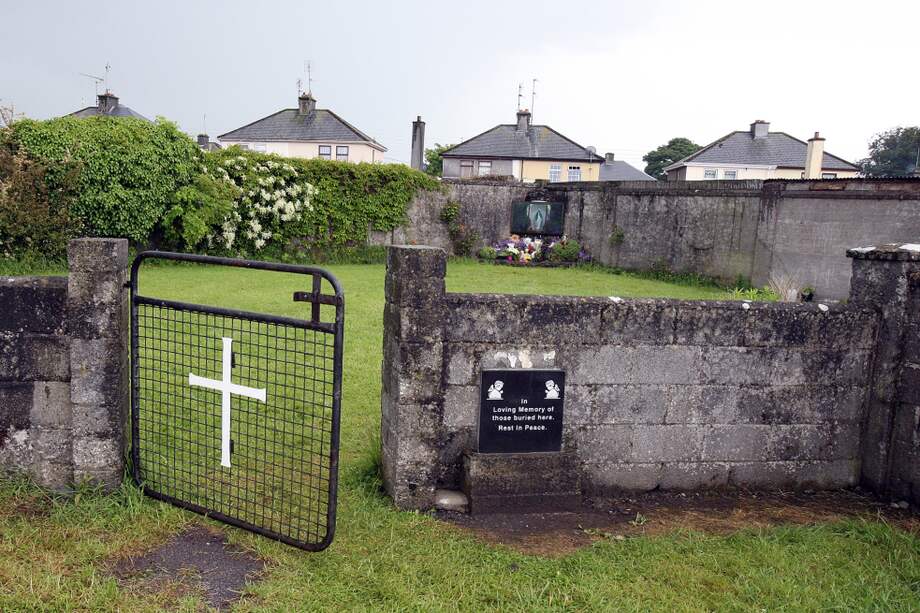 Memorial por los casi 800 cuerpos de bebés hallados en un convento en Irlanda. / AFP
