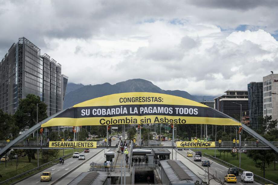 Veinte activistas de la organización ecologista Greenpeace desplegaron una pancarta con la leyenda “Congresistas: su cobardía la pagamos todos” en el puente peatonal avenida Rojas, exigiendo se sancione la ley “Ana Cecilia Niño”, que pretende liberar al país del Asbesto. / Martin Katz / Greenpeace
