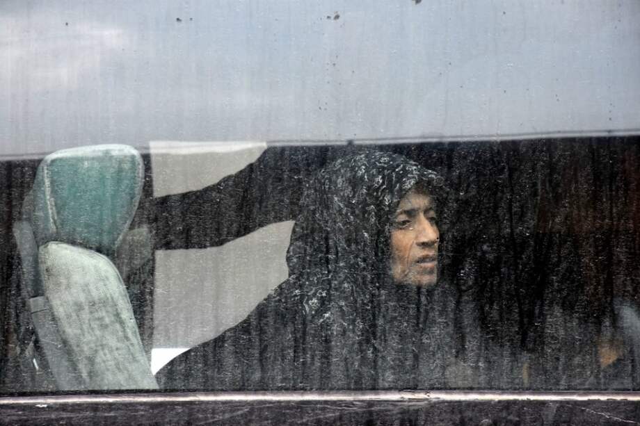 Una mujer en delicado estado de salud es evacuada de Alepo hacia Homs. / AFP