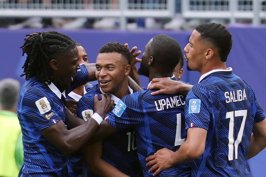 Jugadores de Francia celebrando el gol de Kylian Mbappe en el partido contra Irak.