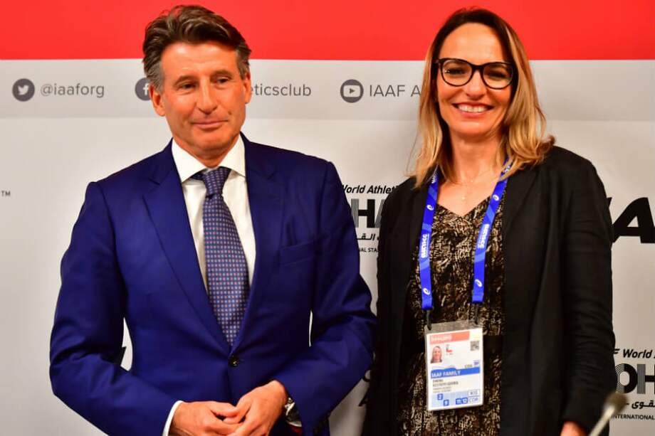 Ximena Restrepo (der.) junto al presidente de la IAAF Sebastian Coe. / AFP