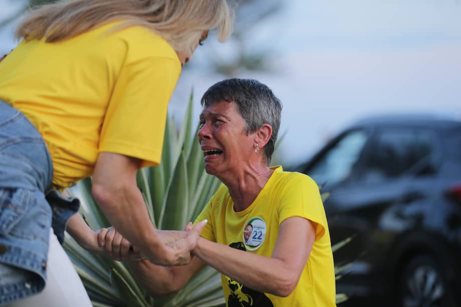 Una mujer, simpatizante del presidente de Brasil y candidato a la reelección, Jair Bolsonaro, llora mientras espera la publicación de los resultados de la segunda ronda de las elecciones presidenciales en Río de Janeiro.