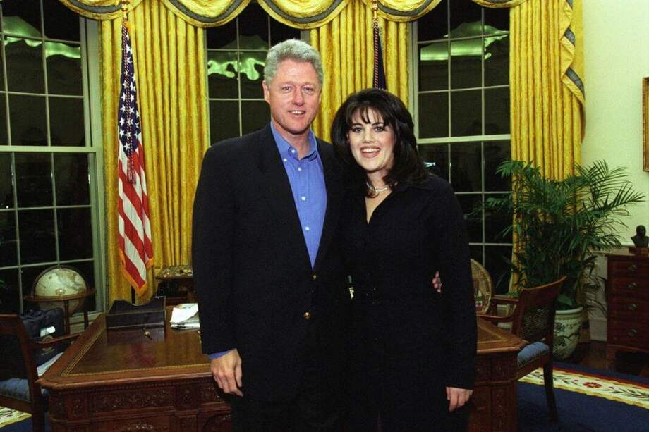 Bill Clinton, expresidente de Estados Unidos, y Monica Lewinsky, exbecaria en la Casa Blanca, durante los años de presidencia del primero. / AFP