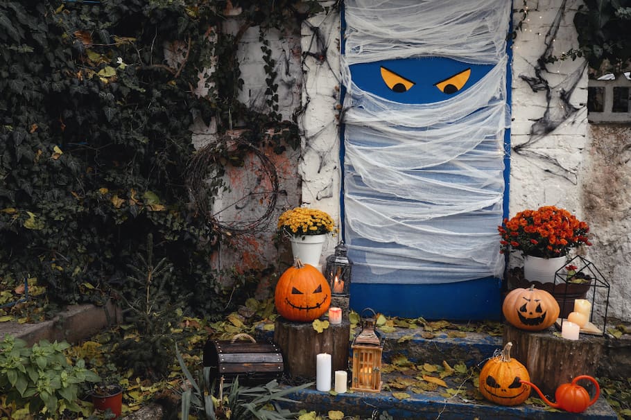 En este mes de octubre te traemos las mejores ideas para que comiences tu decoración para puertas de Halloween. Una gran forma para celebrar Halloween y sorprender a tus vecinos o invitados al llegar o pasar por tu casa.