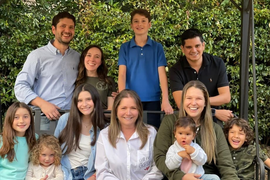 Martha Liliana rodeada de sus tres hijos y sus cinco nietos
