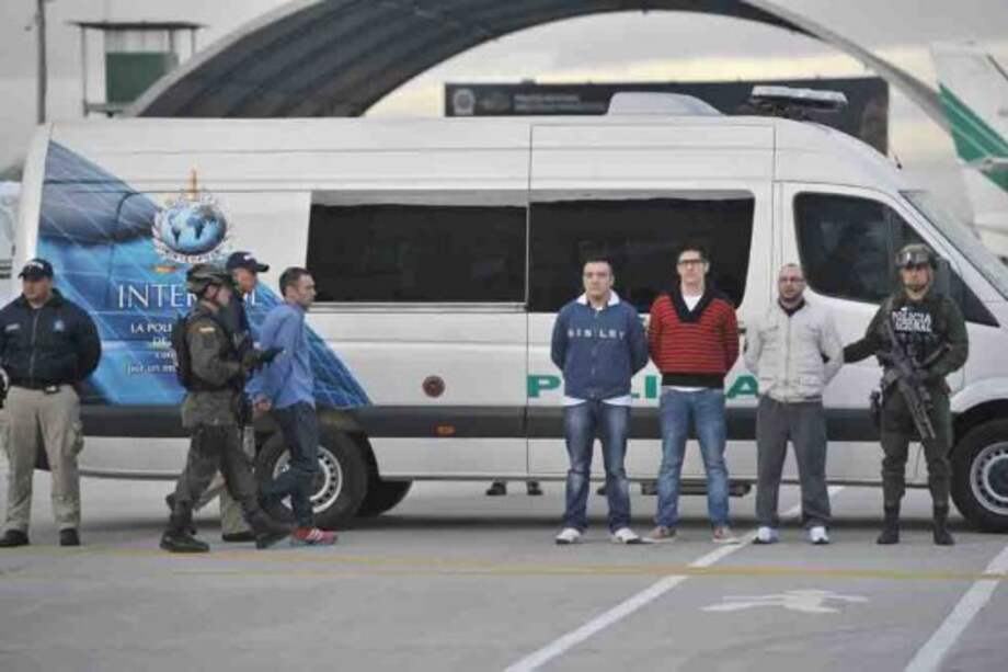 Cuatro de los siete colombianos extraditados, antes de ser enviados a EE.UU. / Gustavo Torrijos