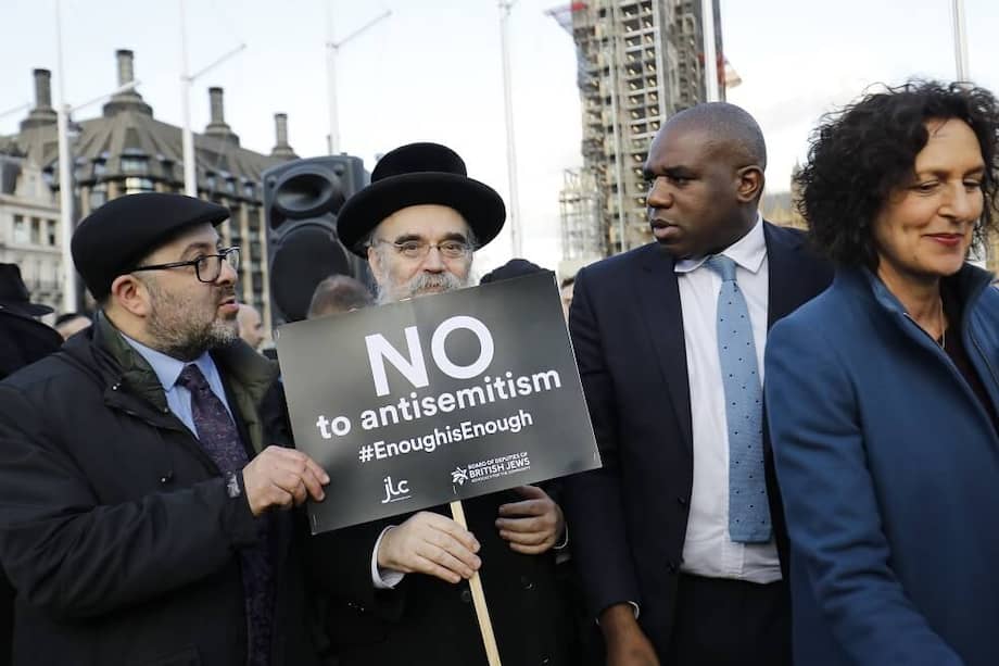 David Lammy, político del Partido Laborista Británico, se manifestó con miembros de la comunidad judía en contra del líder del partido, Jeremy Corbyn y el antisemitismo, en marzo de 2018. / AFP