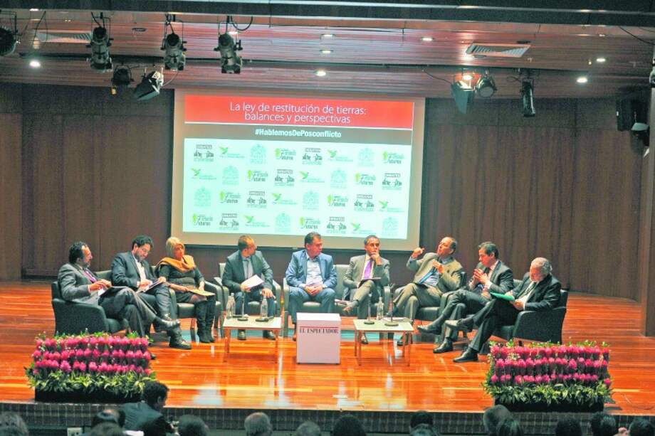 Los participantes en el foro sobre la Ley de Víctimas y Restitución de Tierras que se llevó a cabo ayer, en la Universidad Javeriana. / Gustavo Torrijos