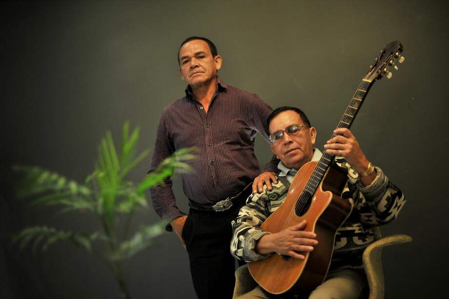 Luis Ángel - El Espectador / Abelardo Carbonó (sosteniendo la guitarra), junto a su hermano Abel.