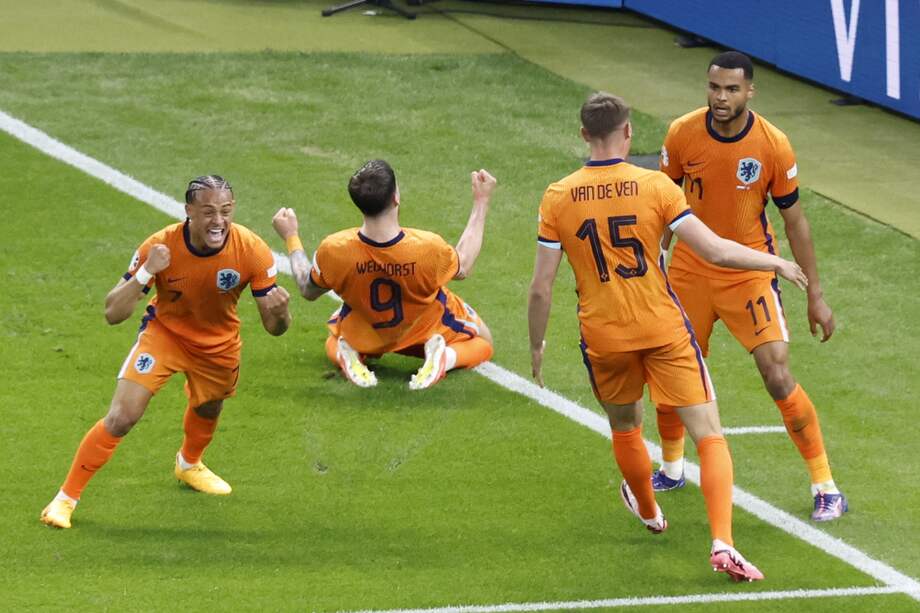 Los jugadores de Países Bajos celebran el gol que les dio la victoria sobre Turquía.