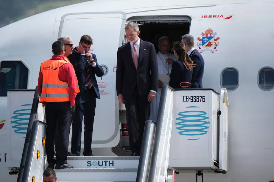 El papa León XIV y el rey Felipe VI descienden del avión que debería trasladar al pontífice a Roma, tras su viaje de siete días a España.