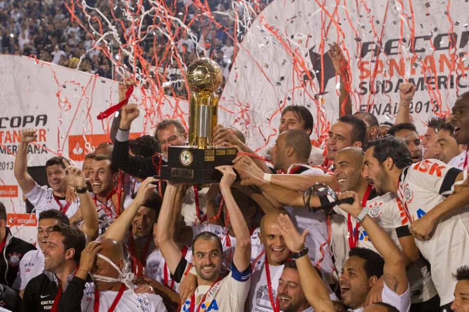 Los jugadores de Corinthians celebran después de la victoria de su equipo ante Sao Paulo. Foto: EFE