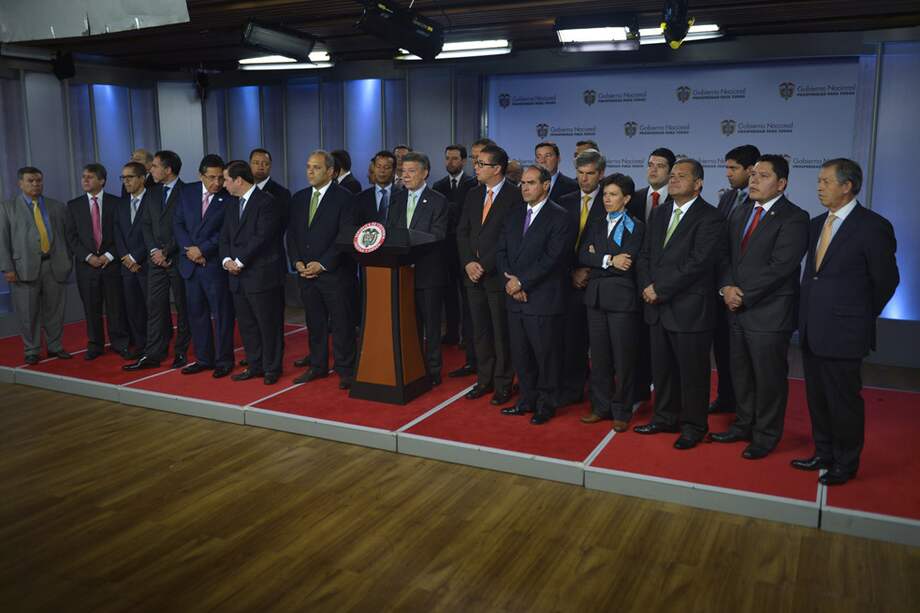 El presidente Santos y los voceros de las bancadas que apoyan el proyecto de reequilibrio de poderes. / SIG