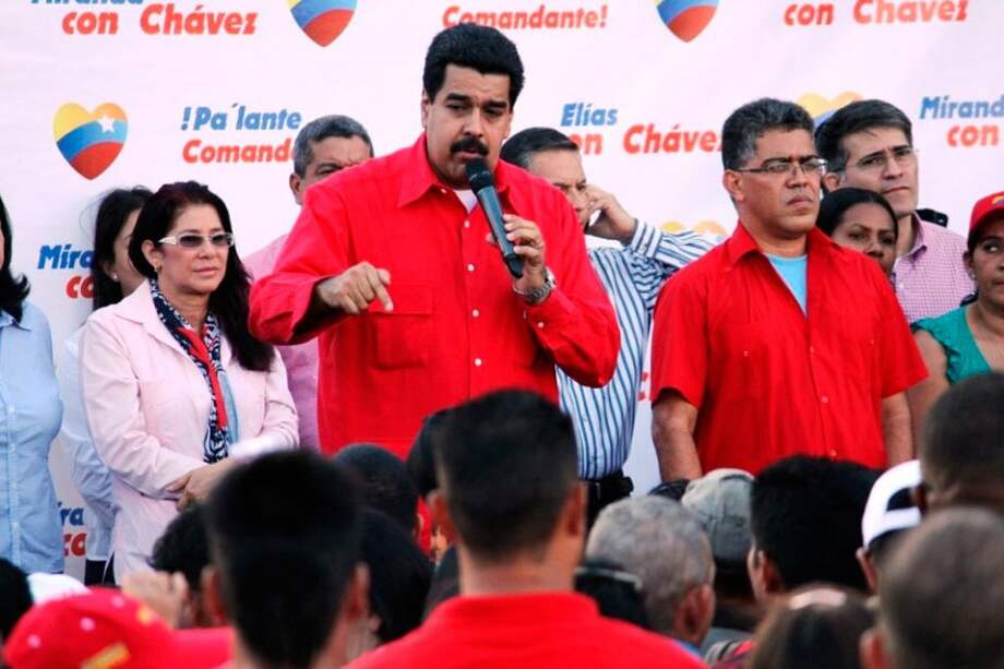 Llorando, Maduro prometió lealtad eterna a Chávez