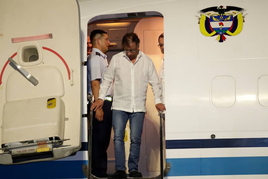 Petro anunció que aviones de la Fuerza Aérea serán usados por afectados de Viva y Ultra