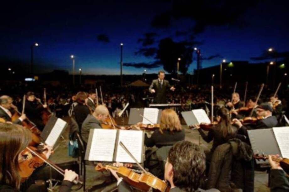 La OFB tocando al aire libre. /El Espectador