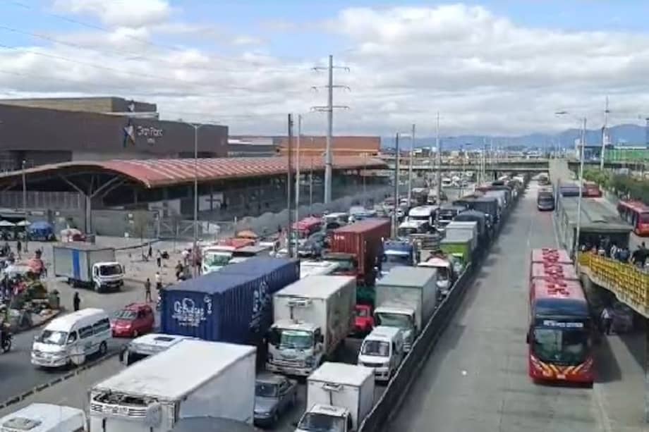 En la Autopista sur, a la altura de la estación San Mateo de Transmilenio, hay monumentales trancones por protestas departamentales por cobros catastrales y desfiles de vehículos a propósito de la celebración del día del al Virgen del Carmen.