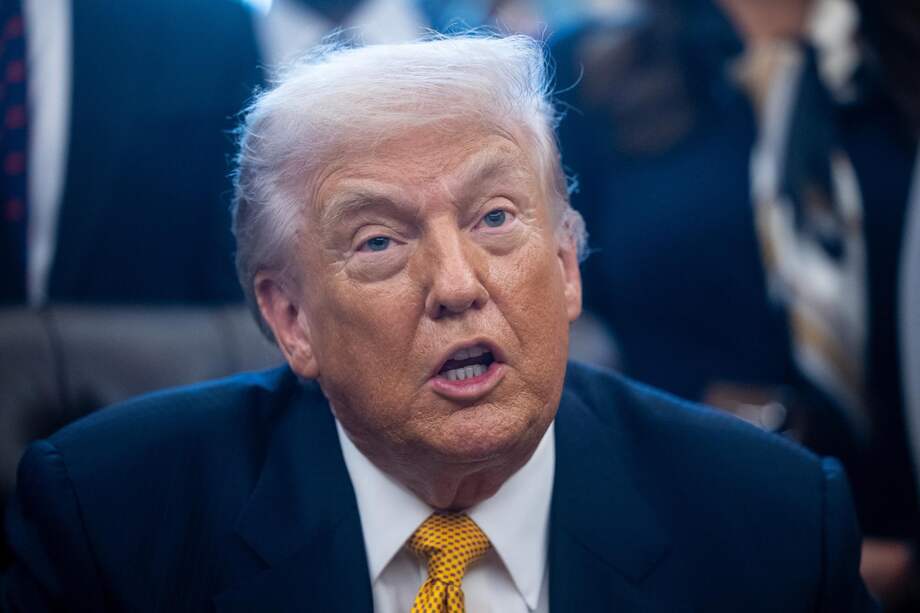 En la fábrica de Ford, Trump respondió a las preguntas de los periodistas sobre la investigación de su gobierno a Jerome Powell, presidente de la Reserva Federal, y sobre la crisis en Irán y si su gobierno podría atacar para derrocar al ayatolá.