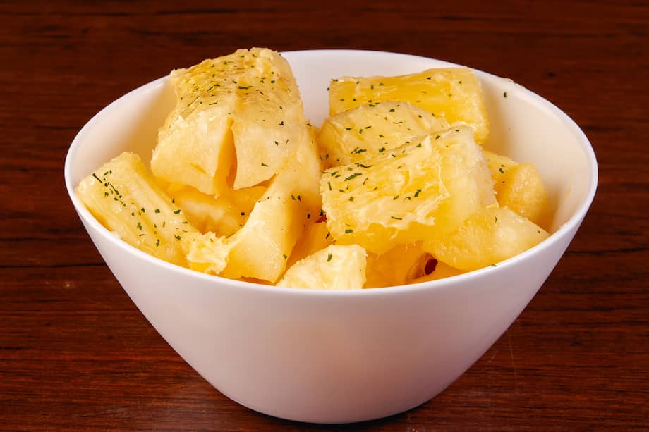 Sirve estas yucas a la mantequilla con carne a la llanera. ¡Deliciosas!