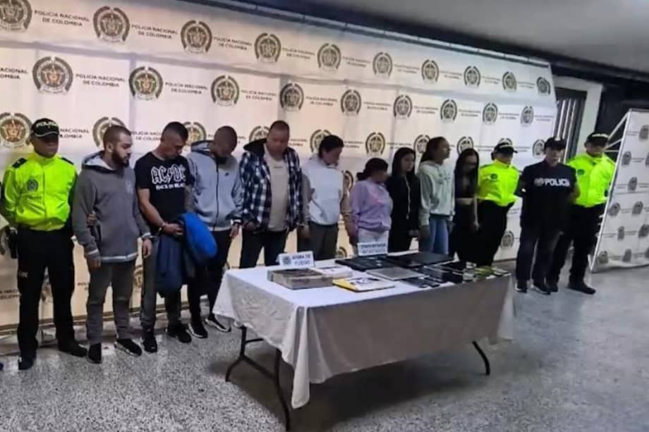 De acuerdo con la Fiscalía, Giraldo Betancur sería el líder de la red y se encargaba de financiar la obtención de pasaportes, visas, tiquetes y hospedaje.