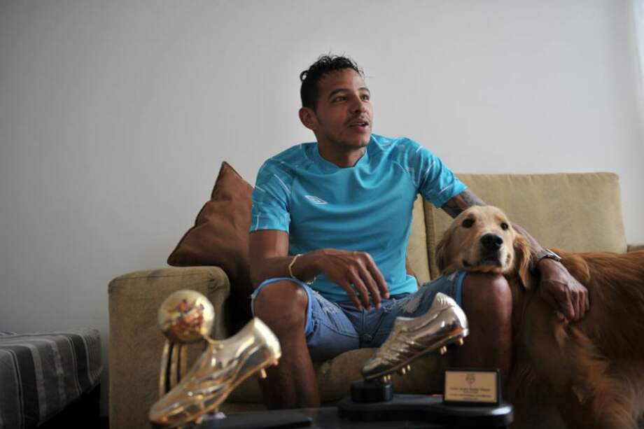 Wílder Medina en la sala de su casa donde guarda los botines de goleador que ha ganado. / Gustavo Torrijos - El Espectador