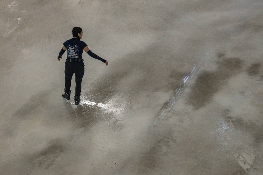 Una persona patina en una pista de hielo en Maracaibo (Venezuela).
