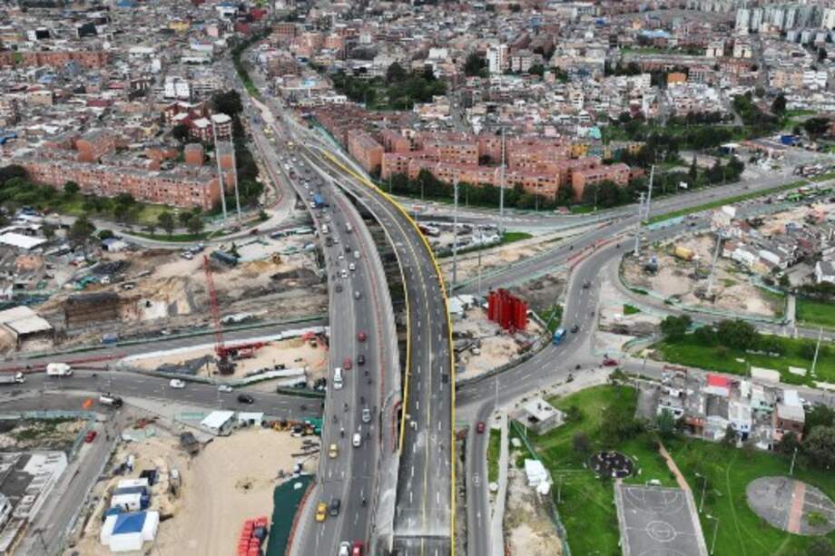 La tarde del martes 18 de junio el alcalde Carlos Fernando Galán lideró el evento de entrega de la primera obra complementaria de movilidad que forma parte de la Primera Línea del Metro de Bogotá. El puente, ubicado en la intersección de la Av. 1° de mayo con carrera 68, en el occidente de Bogotá.