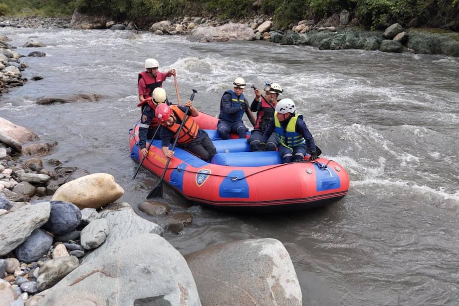 Un menor de 13 años está desaparecido. Bomberos Cundinamarca lo buscan navegando el río Blanco en medio de las dificultades.