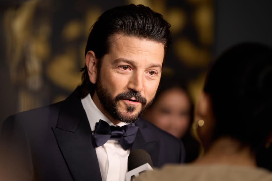 LOS ANGELES (United States), 30/04/2025.- Mexican actor Diego Luna arrives to the Academy of Motion Picture’s Scientific and Technical Awards at the Academy Museum of Motion Pictures in Los Angeles, California, 29 April 2025. EFE/EPA/ALLISON DINNER