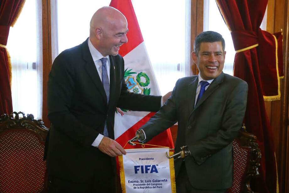 Infantino junto a Luis Galarreta, presidente de la federación Peruana de Fútbol. / AFP
