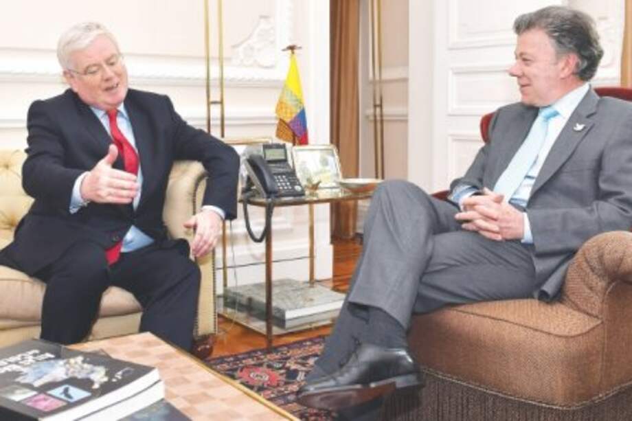 El diplomático irlandés Eamon Gilmore y el presidente Juan Manuel Santos durante su encuentro en la Casa de Nariño. / Presidencia