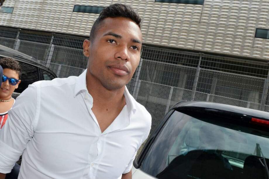 El nuevo jugador del Juventus de Turín Alex Sandro (c) a su llegada al reconocimiento médico en Turín. Foto: EFE