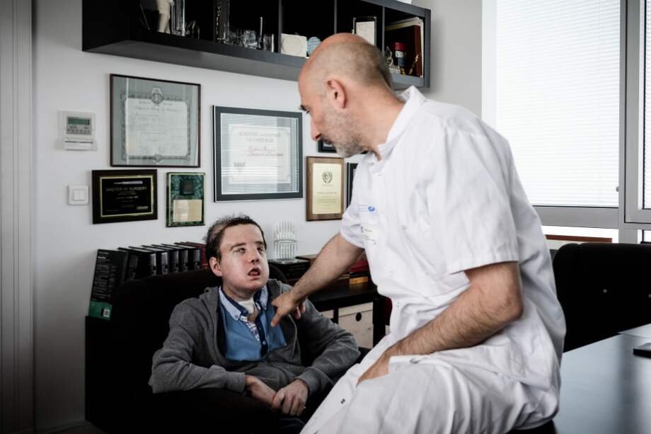 Hamon padece una neurofibromatosis de tipo 1, conocida como enfermedad de von Recklinghausen, un trastorno genético que deformó su cara. / AFP