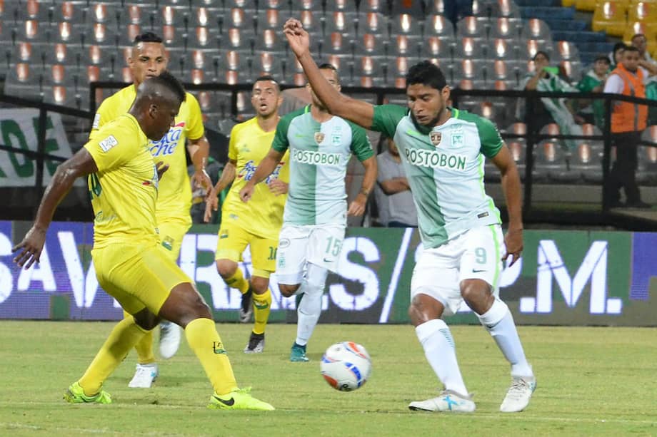 Luis Carlos Ruiz (d) abrió el marcador en el estadio Atanasio Girardot. / @nacionaloficial