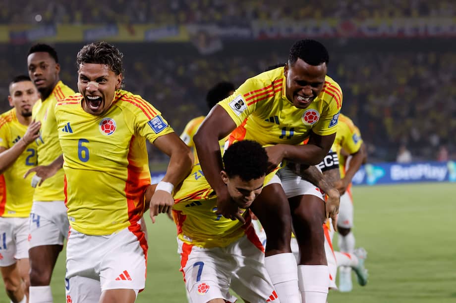 Luis Díaz celebra junto a Jhon Arias (der.) el primer gol del partido.