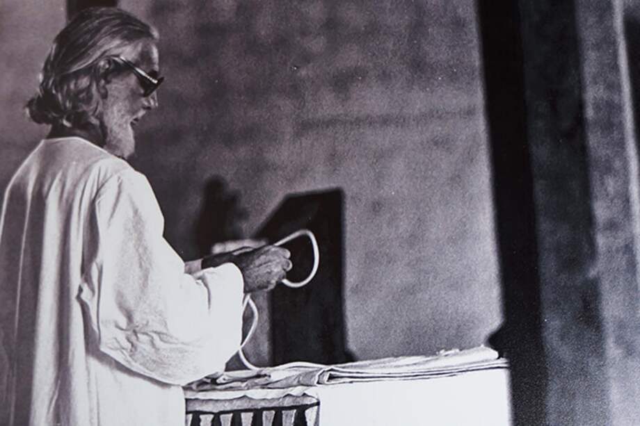 Ernesto Cardenal, oficiando de sacerdote, antes de que el papa Juan Pablo II lo suspendiera. / Cortesía