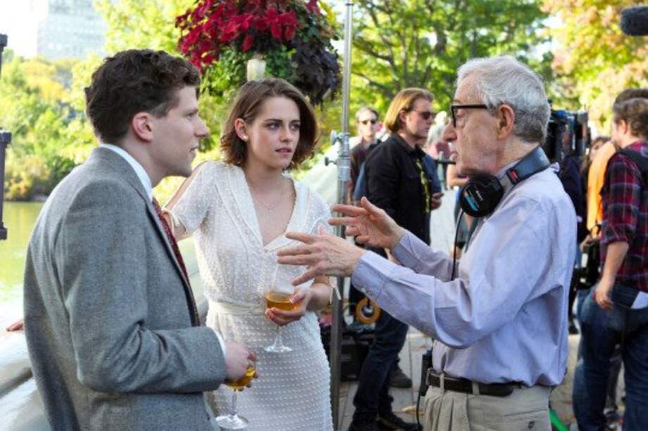 Los actores Jesse Eisenberg y Kristen Stewart junto al director Woody Allen en la filmación de "Café Society". / Tomada de Imdb.com