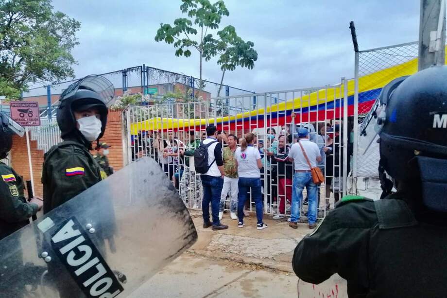 En redes sociales se difundieron vídeos de los enfrentamientos entre uniformados del Esmad y habitantes de la zona.