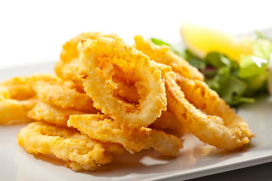 Calamares apanados con maní y salsa criolla / Foto: Getty