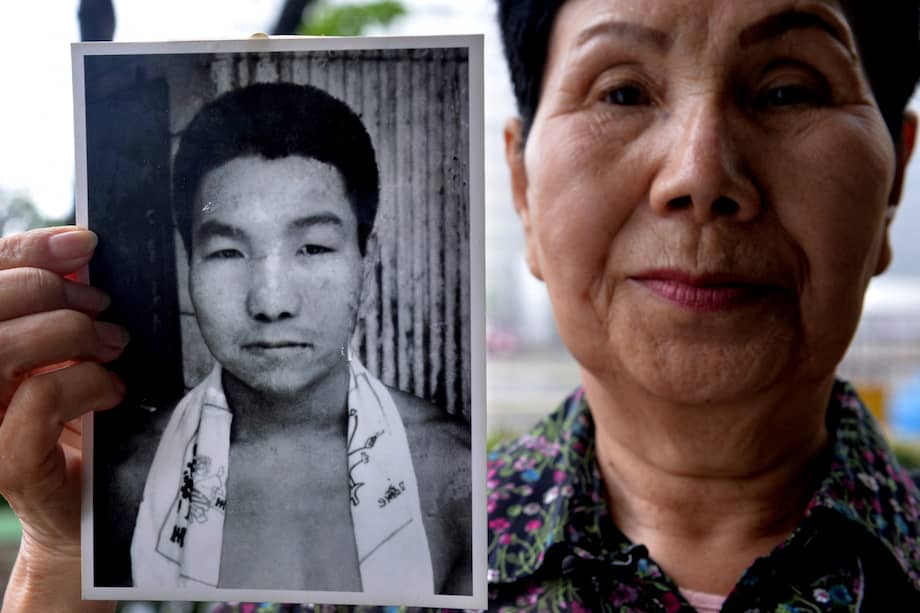 Fotografía de archivo que muestra a Hideko Hakamada sosteniendo una imagen de su hermano Iwao, condenado a la pena de muerte en Japón.