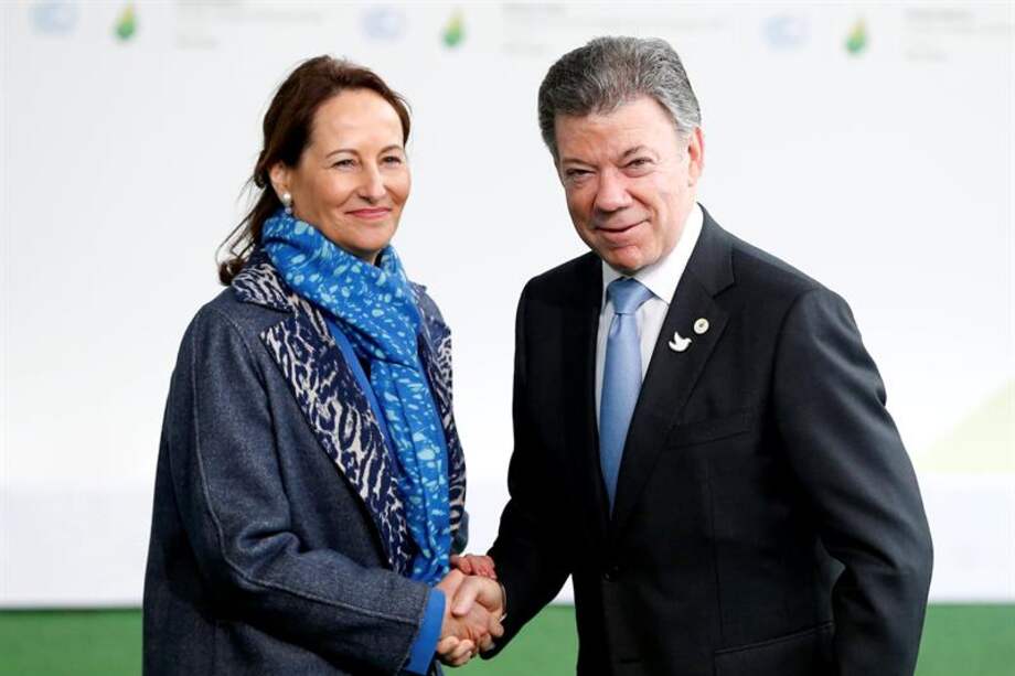 La ministra gala de Ecología, Ségolène Royal, recibe al presidente colombiano, Juan Manuel Santos, a su llegada a la cumbre sobre cambio climático COP21 / EFE