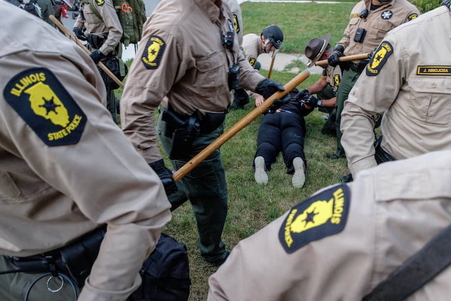 La policía del estado de Illinois detiene a un manifestante durante una protesta frente a un centro de detención del Servicio de Inmigración y Control de Aduanas (ICE) en Broadview, Illinois, EE. UU., el 11 de octubre de 2025.