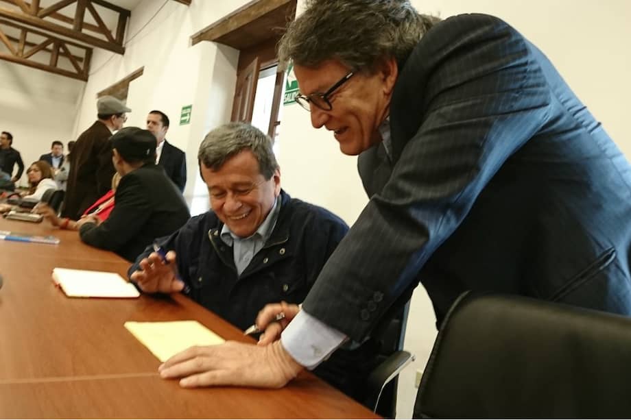 El jefe negociador del Eln, Pablo Beltrán, junto al jefe negociador del Gobierno, Gustavo Bell. / Cortesía