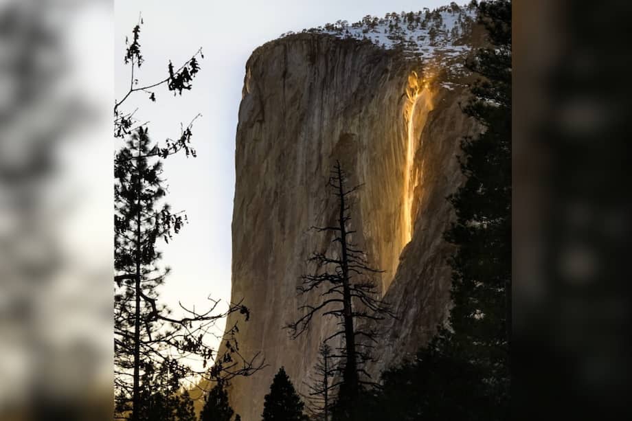 La luz del atardecer ilumina la cascada Horsetail de El Capitán, en el parque Yosemite de California (Estados Unidos).