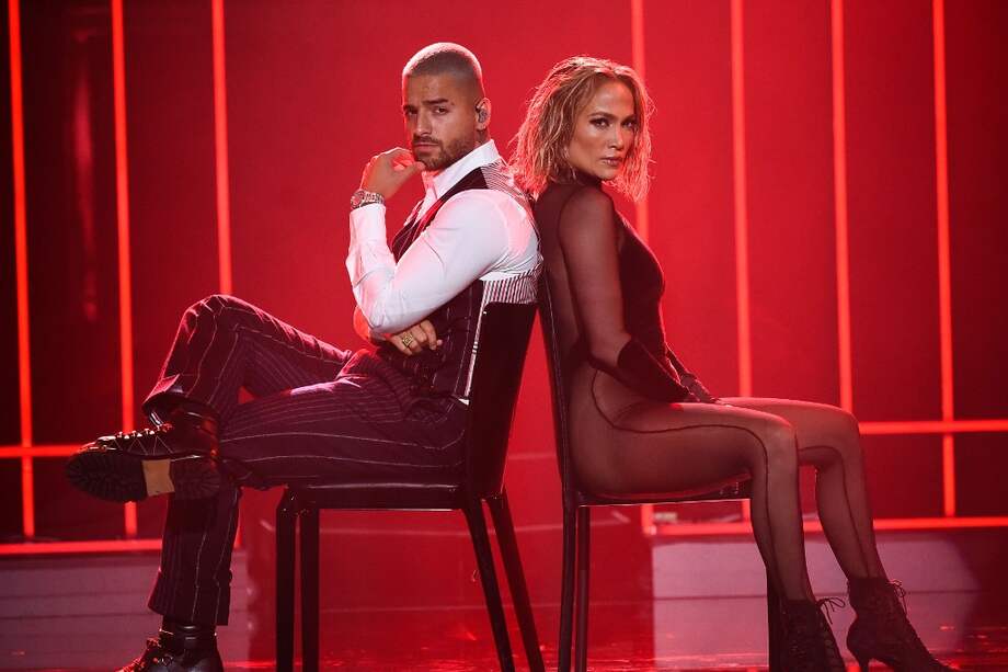 Maluma y Jennifer Lopez protagonizaron una de las apariciones más comentadas de la noche al cantar en español e inglés sus dos últimos sencillos: “Pa Ti” y “Lonely”.