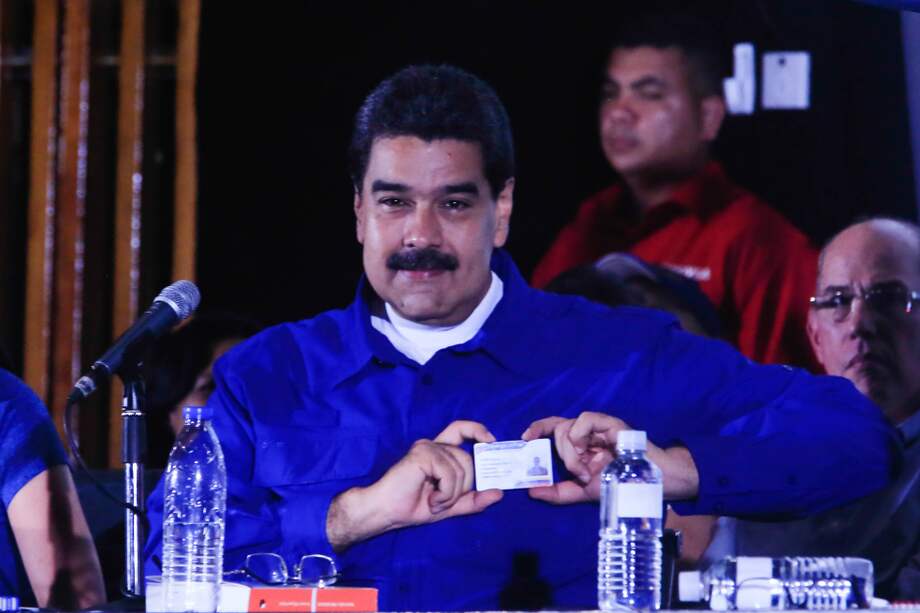 "Juan Manuel Santos perdió el límite para hacer el ridículo" aseguró Maduro en alocución, luego de que el presidente colombiano anunciara que no iba a reconocer los resultados de la votación del domingo. / EFE.